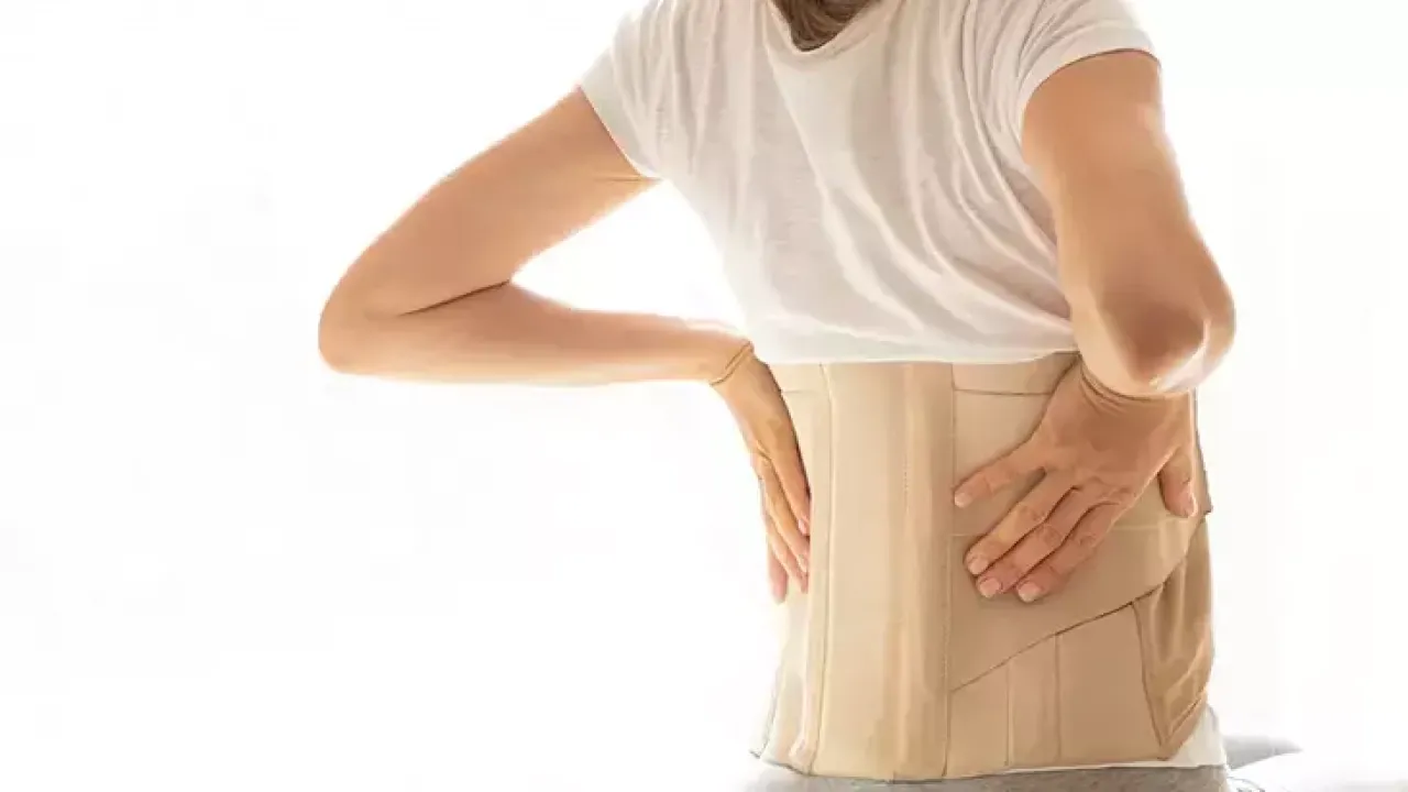 Uzun süre oturuyorsanız dikkat! Sakrum ağrısı hayat kalitenizi düşürüyor olabilir