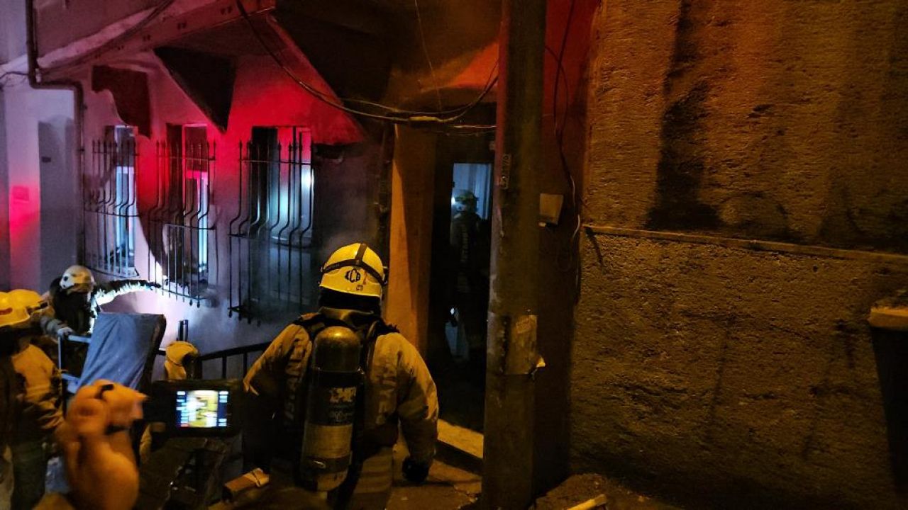 Apartmanda korkutan yangın! Elektrik sobası felakete neden oldu