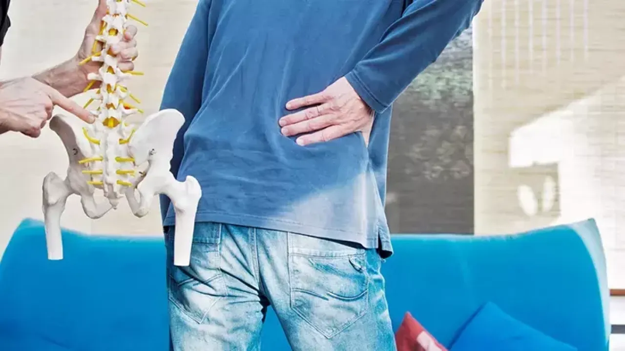 Uzun süre oturuyorsanız dikkat! Sakrum ağrısı hayat kalitenizi düşürüyor olabilir