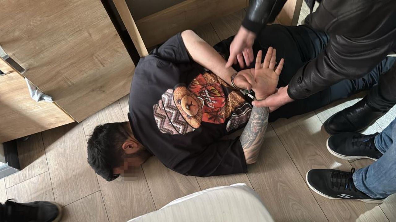 İzmir'de taksiciyi gasp etmişti: Kıskıvrak yakalandı!