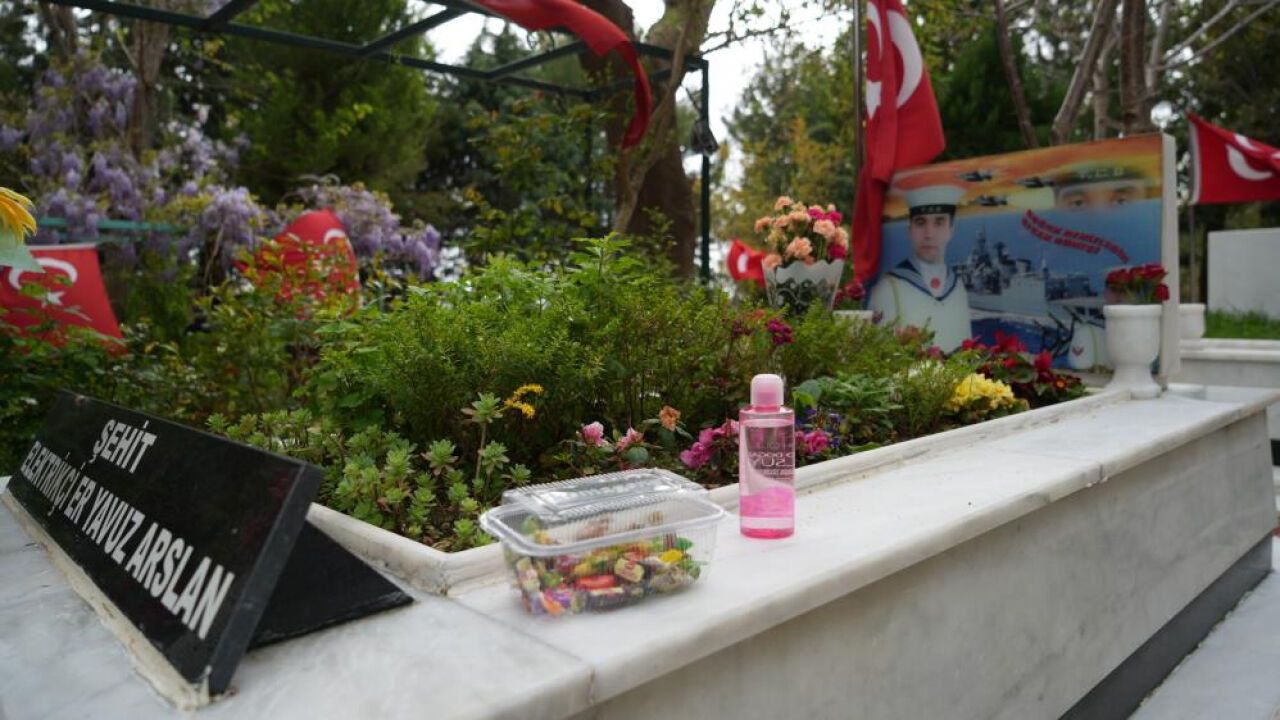 Şehitlikte duygusal anlar! Ailelerin gözyaşları dinmedi