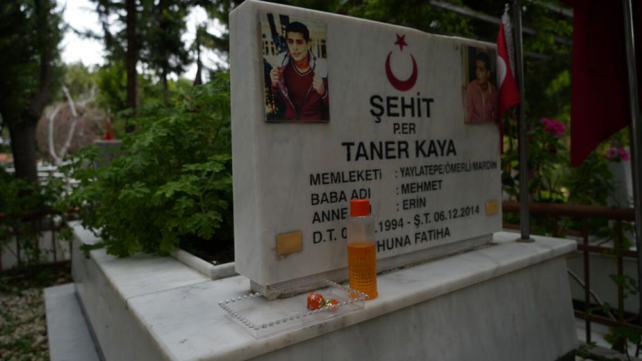 Şehitlikte duygusal anlar! Ailelerin gözyaşları dinmedi