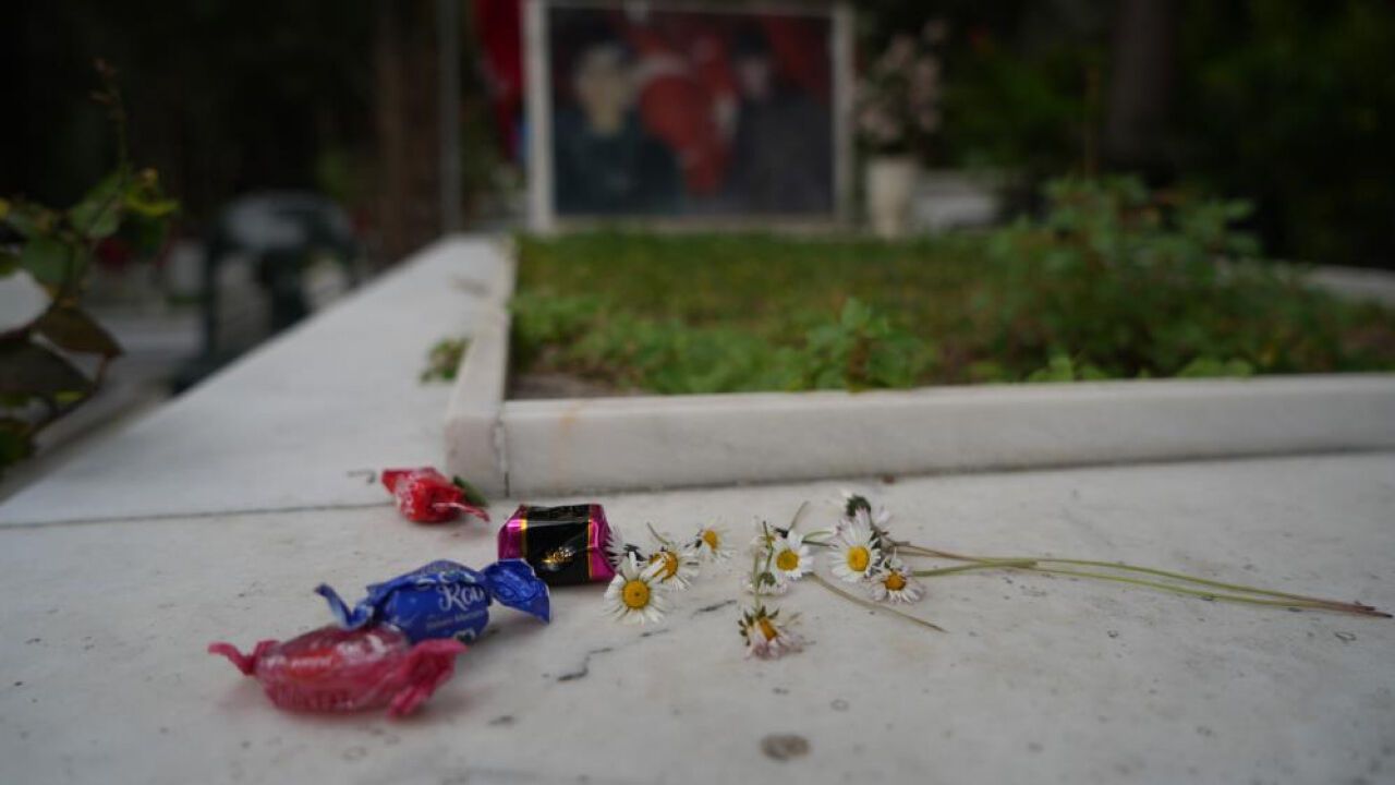 Şehitlikte duygusal anlar! Ailelerin gözyaşları dinmedi