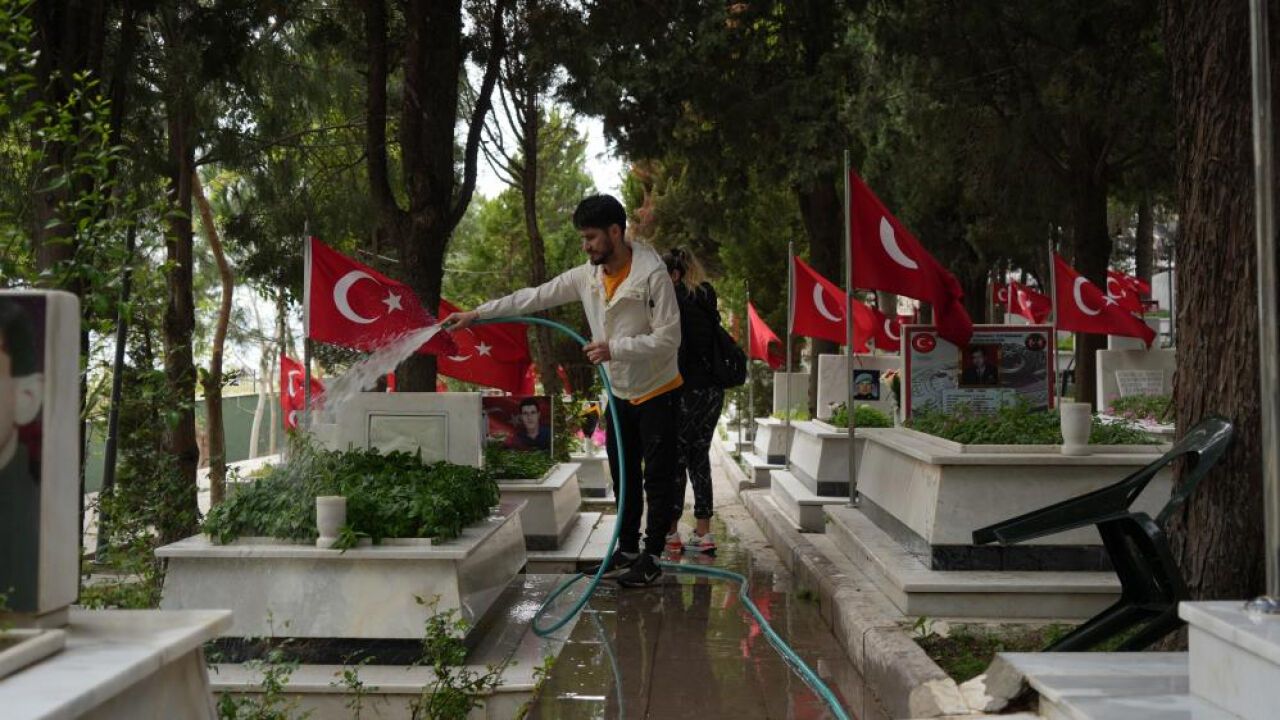 Şehitlikte duygusal anlar! Ailelerin gözyaşları dinmedi