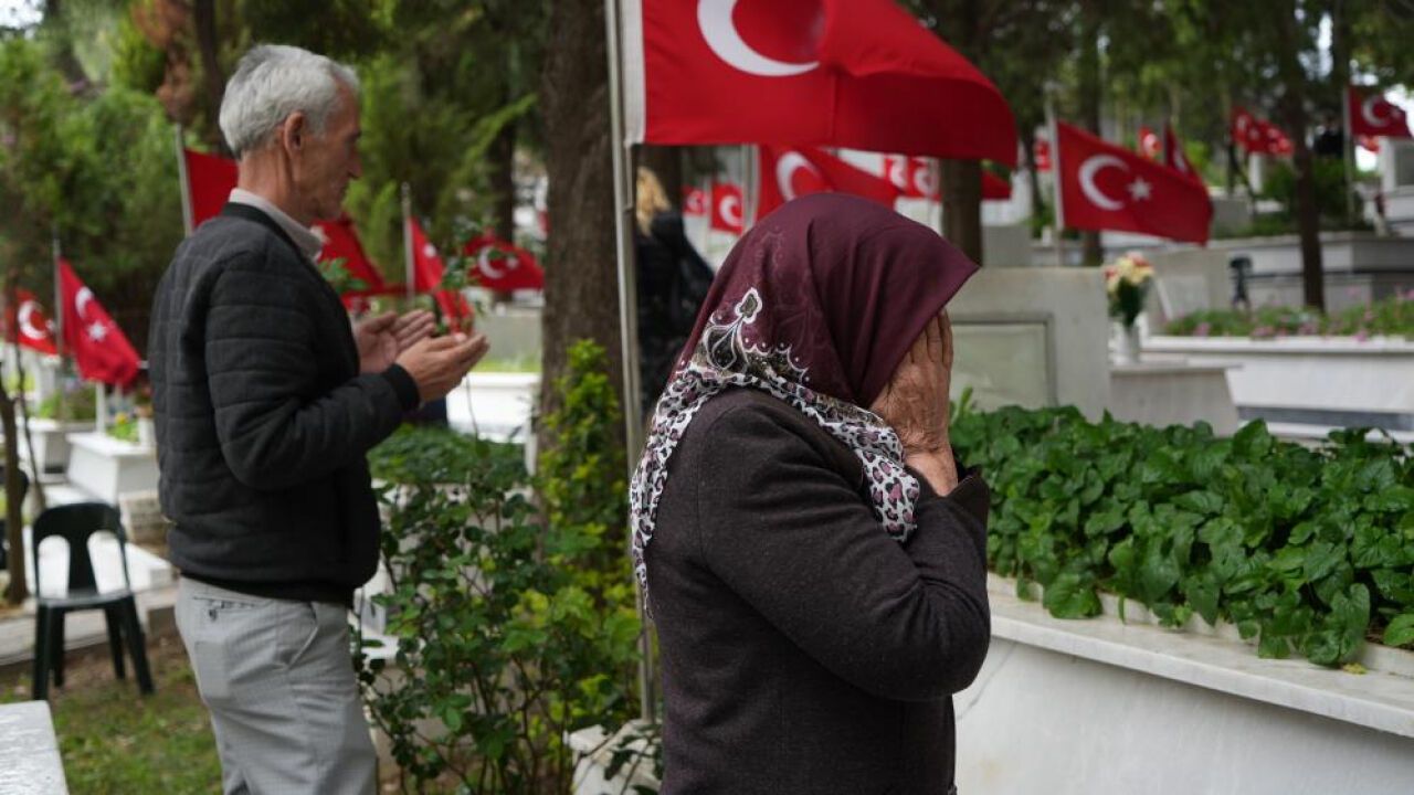 Şehitlikte duygusal anlar! Ailelerin gözyaşları dinmedi