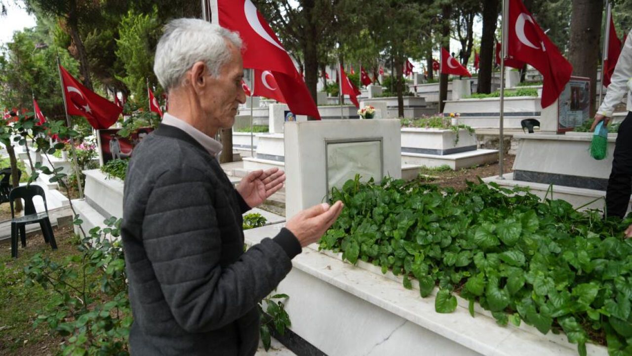 Şehitlikte duygusal anlar! Ailelerin gözyaşları dinmedi