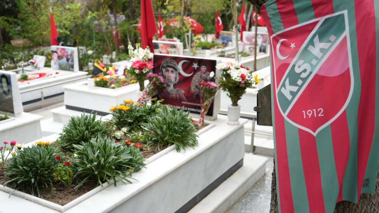 Şehitlikte duygusal anlar! Ailelerin gözyaşları dinmedi