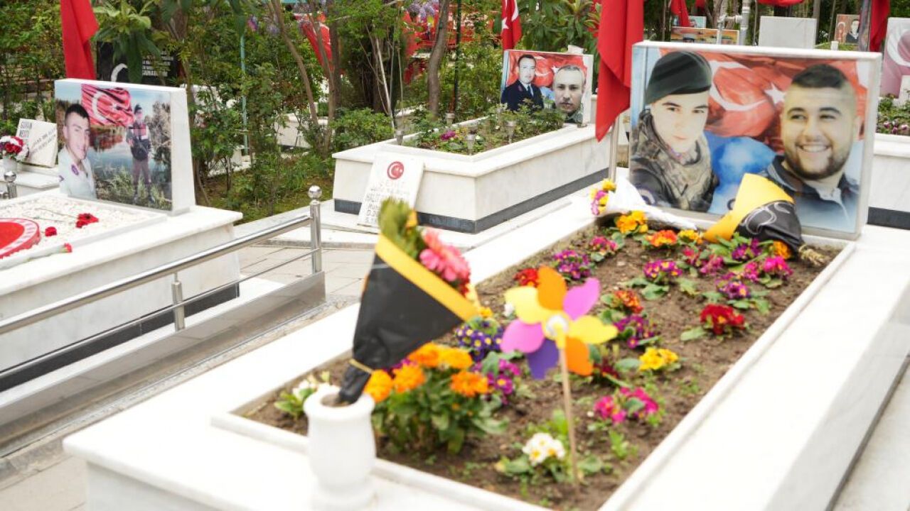 Şehitlikte duygusal anlar! Ailelerin gözyaşları dinmedi