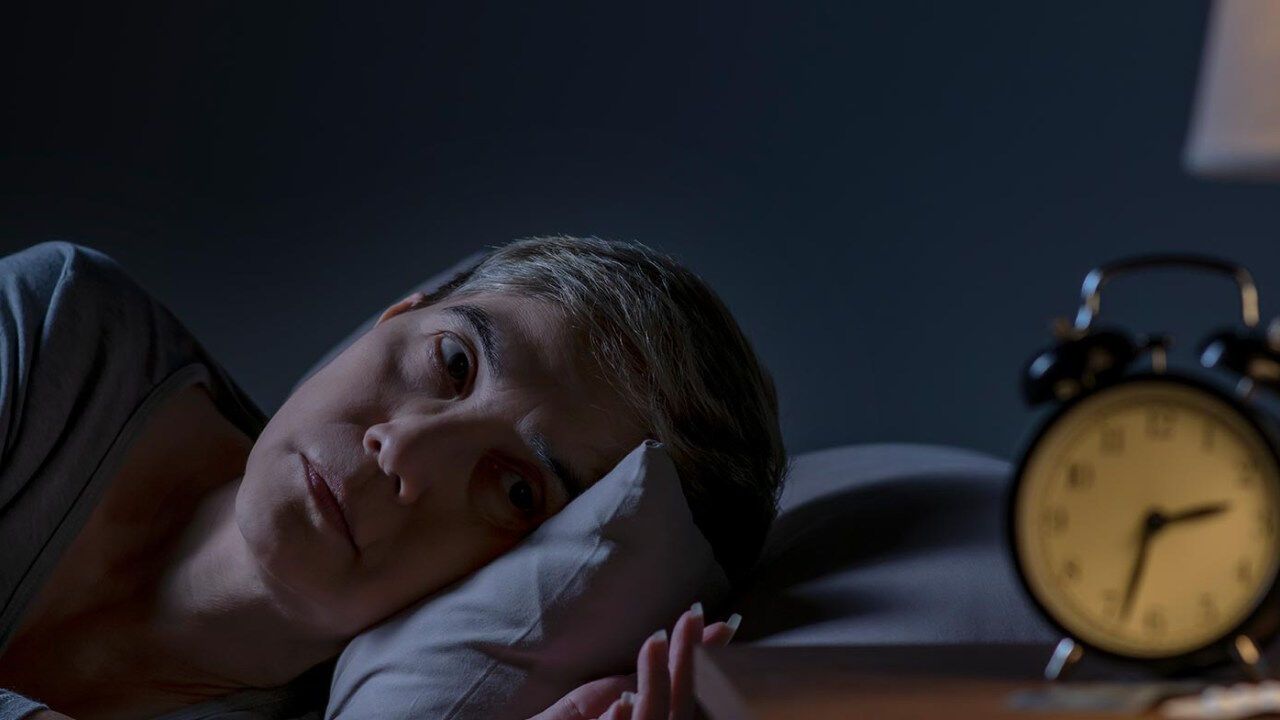 Yaşlılar neden uyuyamazken gençler anında uykuya dalıyor? Bilim açıklıyor