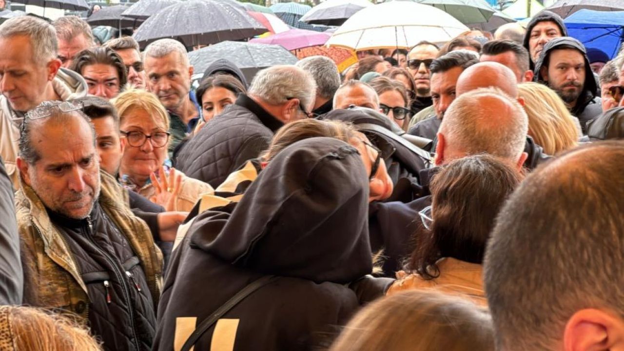 Türkiye 'Kuzeyin Oğlu'na ağlıyor: Karanfillerle uğurlandı