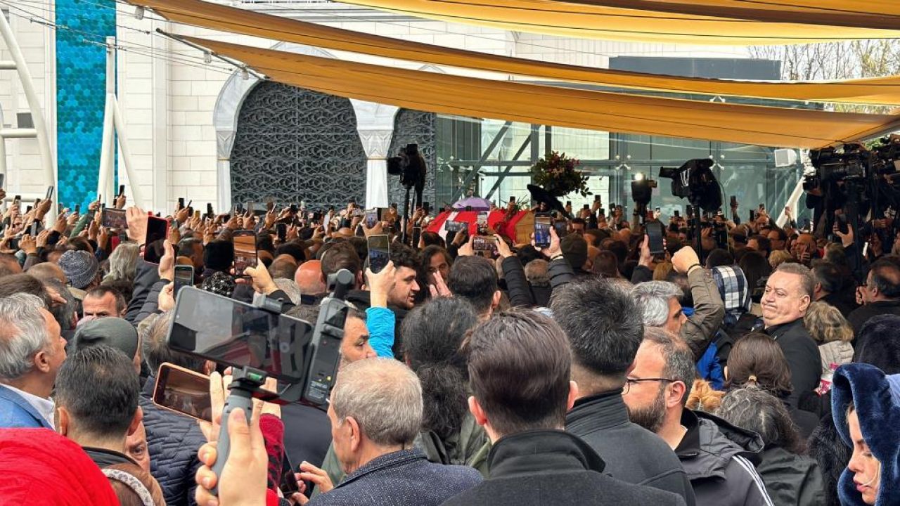 Türkiye 'Kuzeyin Oğlu'na ağlıyor: Karanfillerle uğurlandı