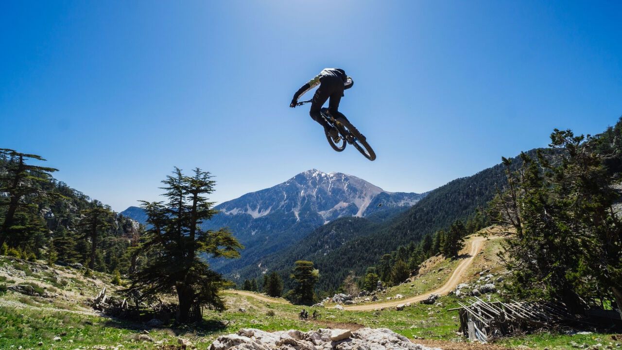 Tahtalı Dağı'nın karlı zirvesinden Akdeniz'in mavi sularına: Dünya çapında bisiklet yarışı Sky To Sea!