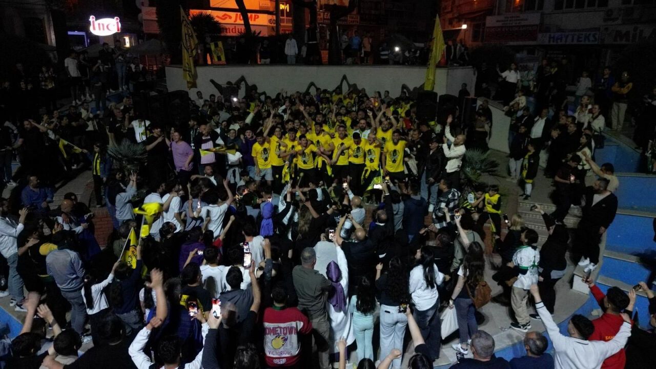 Aliağaspor FK, şampiyonluk coşkusunu taraftarıyla kutladı!