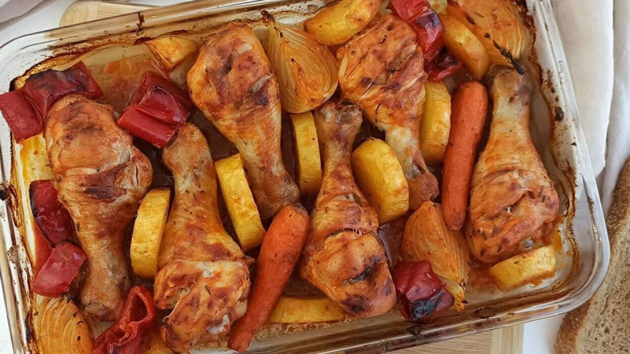 Fırında salçalı tavuk tarifiyle tanıştınız mı? Nar gibi kızaran tavuğun sırrı bu sosun içinde!