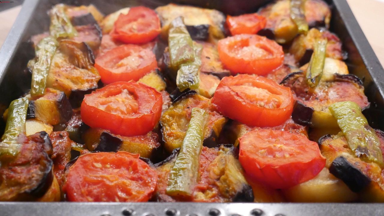 Fırında etli patlıcan kebabı tarifi: Lokum gibi et, Köz tadında patlıcan!