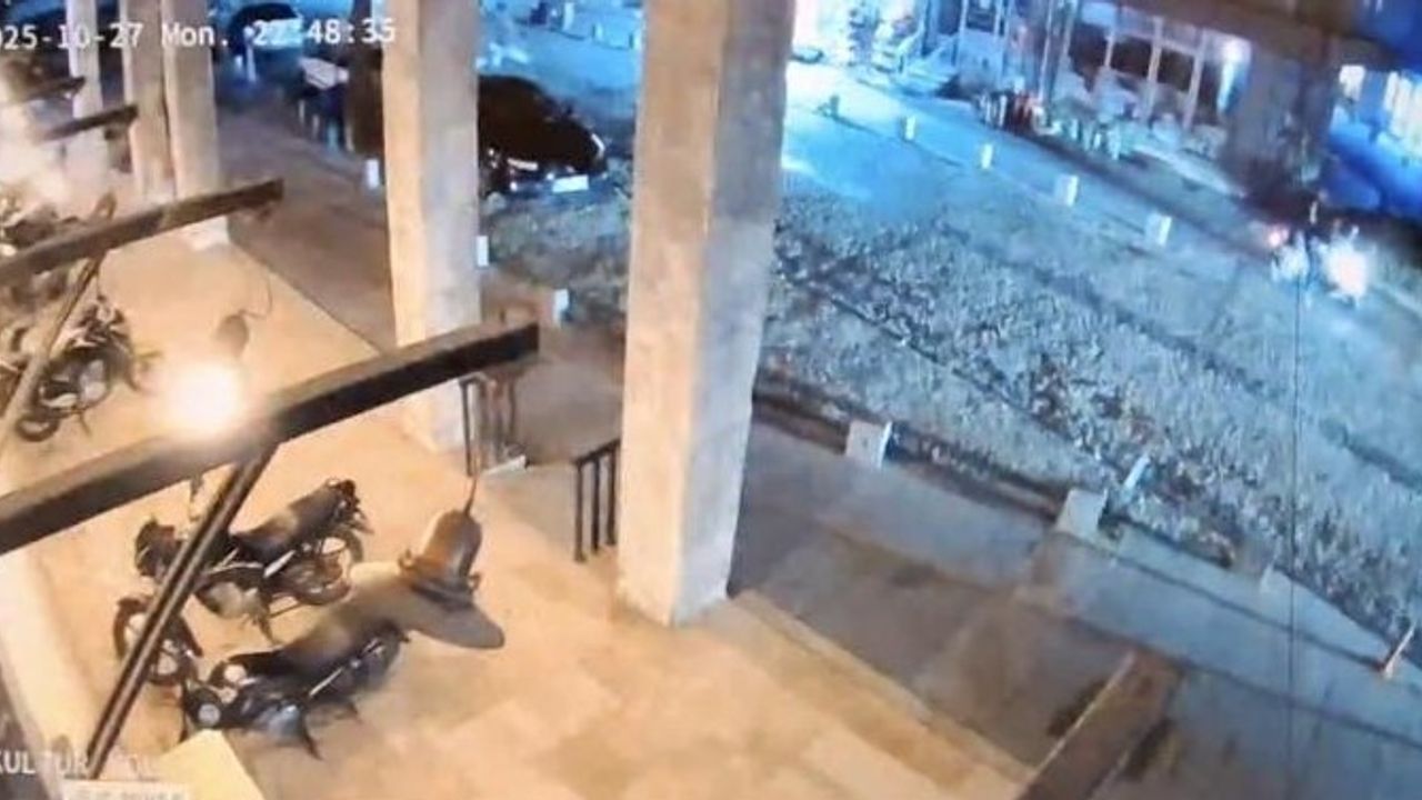 Sındırgı'da 6.1 büyüklüğündeki deprem güvenlik kamerasında: Binanın çöküş anı ve panik!