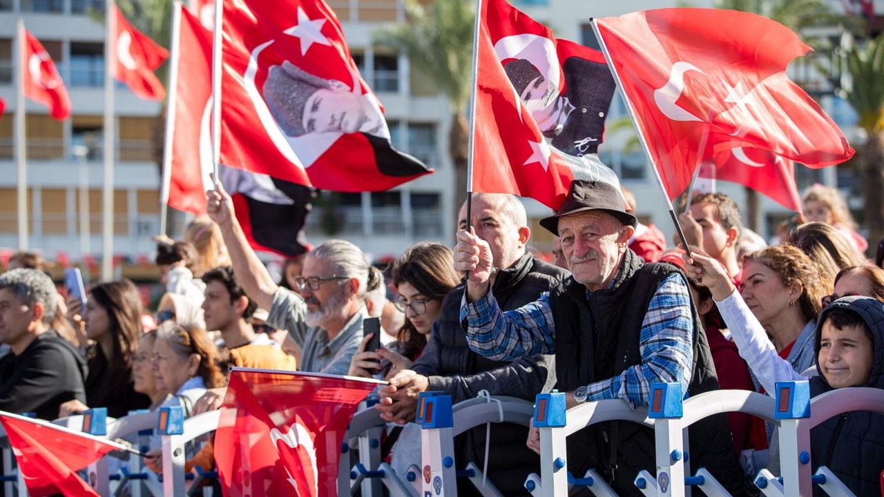 Başkan Tugay’dan 29 Ekim mesajı: 'Kimse bu ülkeyi demokrasiden uzaklaştıramaz'