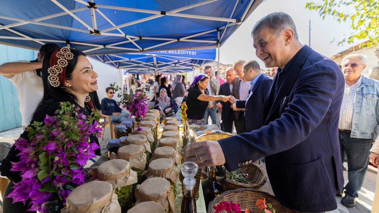 Başkan Tugay’dan Zeytin Festivali’nde güçlü mesaj: 'Asla yalnız değilsiniz'