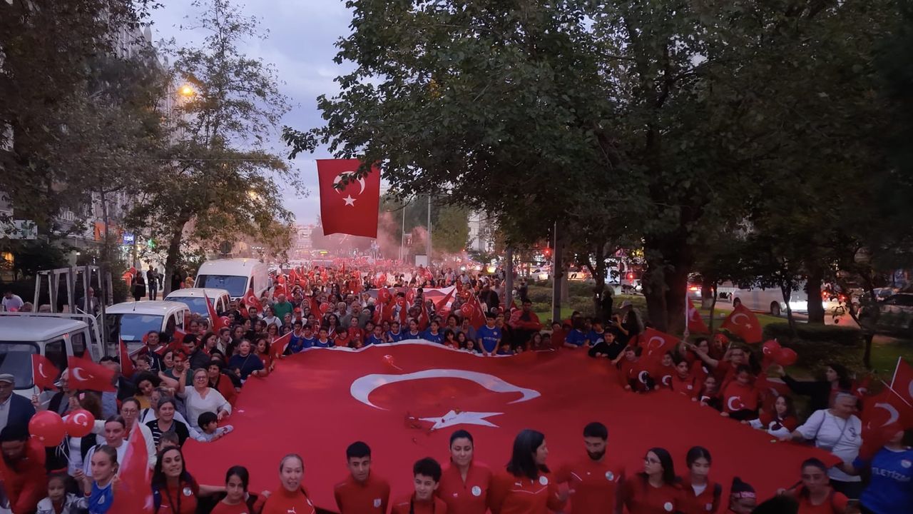 Bayraklı’da Cumhuriyet coşkusu sokaklara taştı!