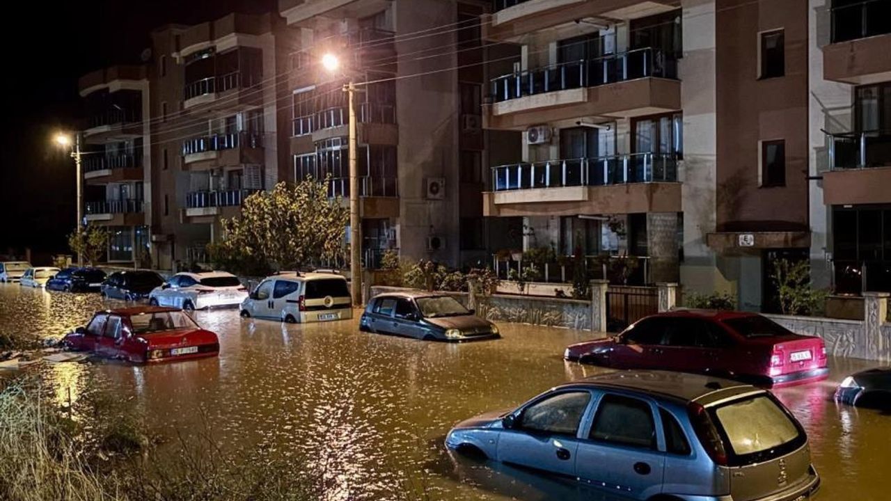 Sel İzmir’i vurdu: Evler ve iş yerleri sular altında!