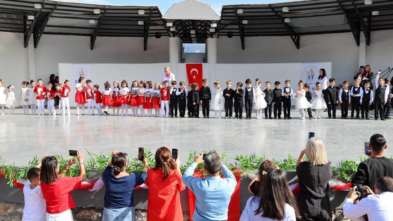 Bucalı miniklerden duygusal 29 Ekim kutlaması