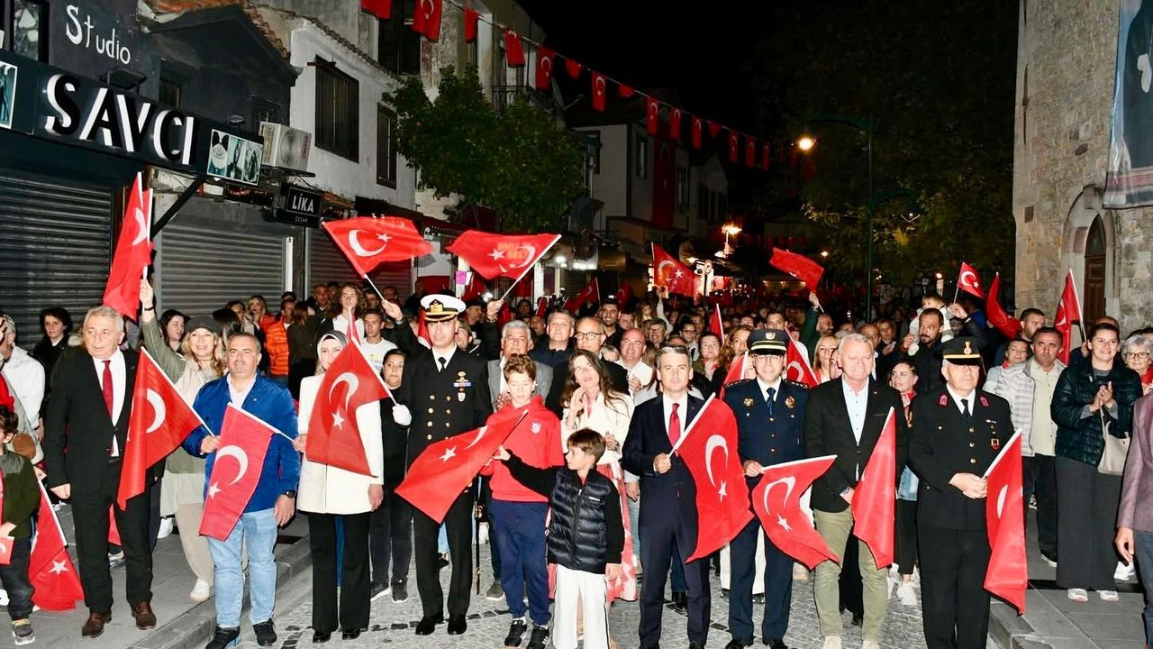 Çeşme’de Cumhuriyet Bayramı coşkusu Fener Alayı İle doruğa ulaştı
