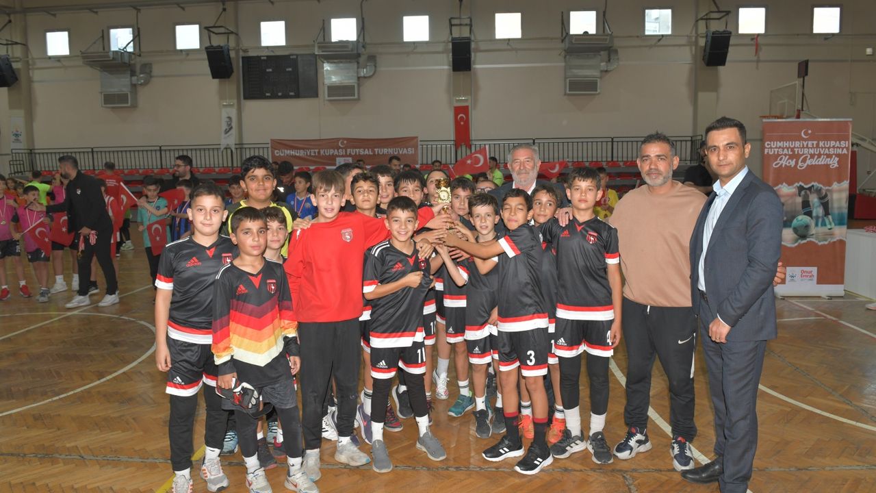 Çiğli’de Cumhuriyet coşkusu futsal sahasında yaşandı