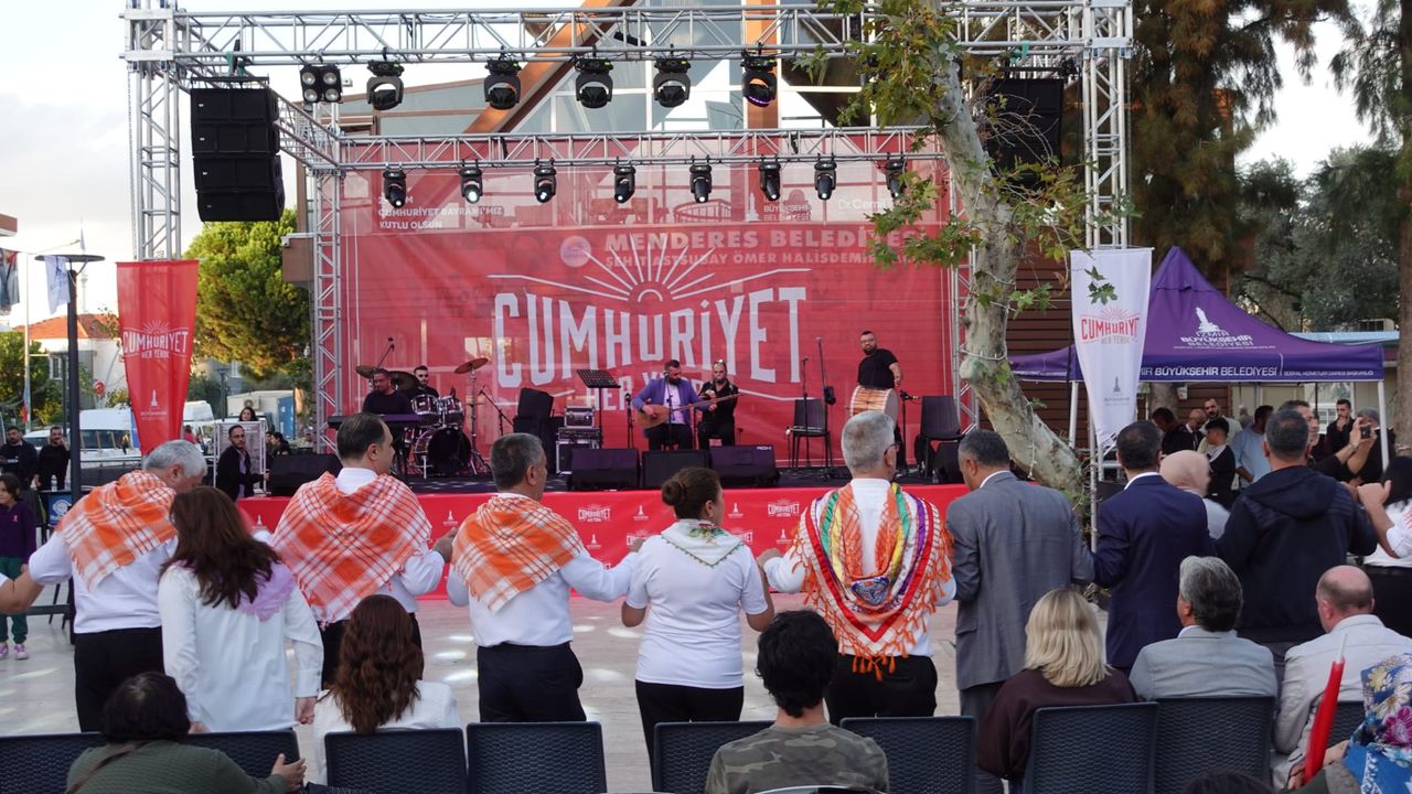 Cumhuriyet coşkusu Menderes’te: 'Cumhuriyet Her Yerde'