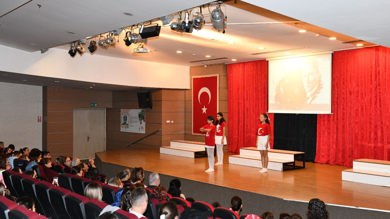 Cumhuriyet coşkusu salonu doldurdu!