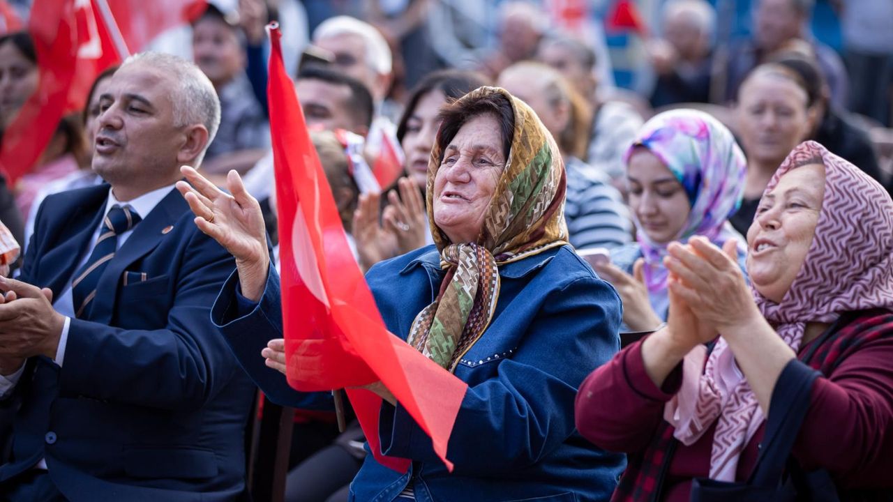 'Cumhuriyet en çok İzmir’e yakışır': Bayram coşkusu Belevi’de doruğa çıktı
