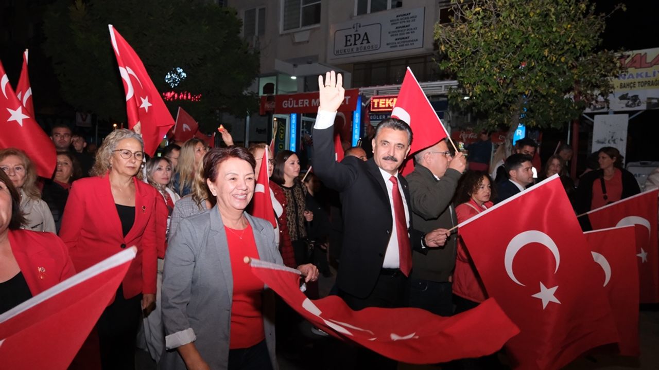 Dikili’de 102. yıl coşkusu sokaklara taştı