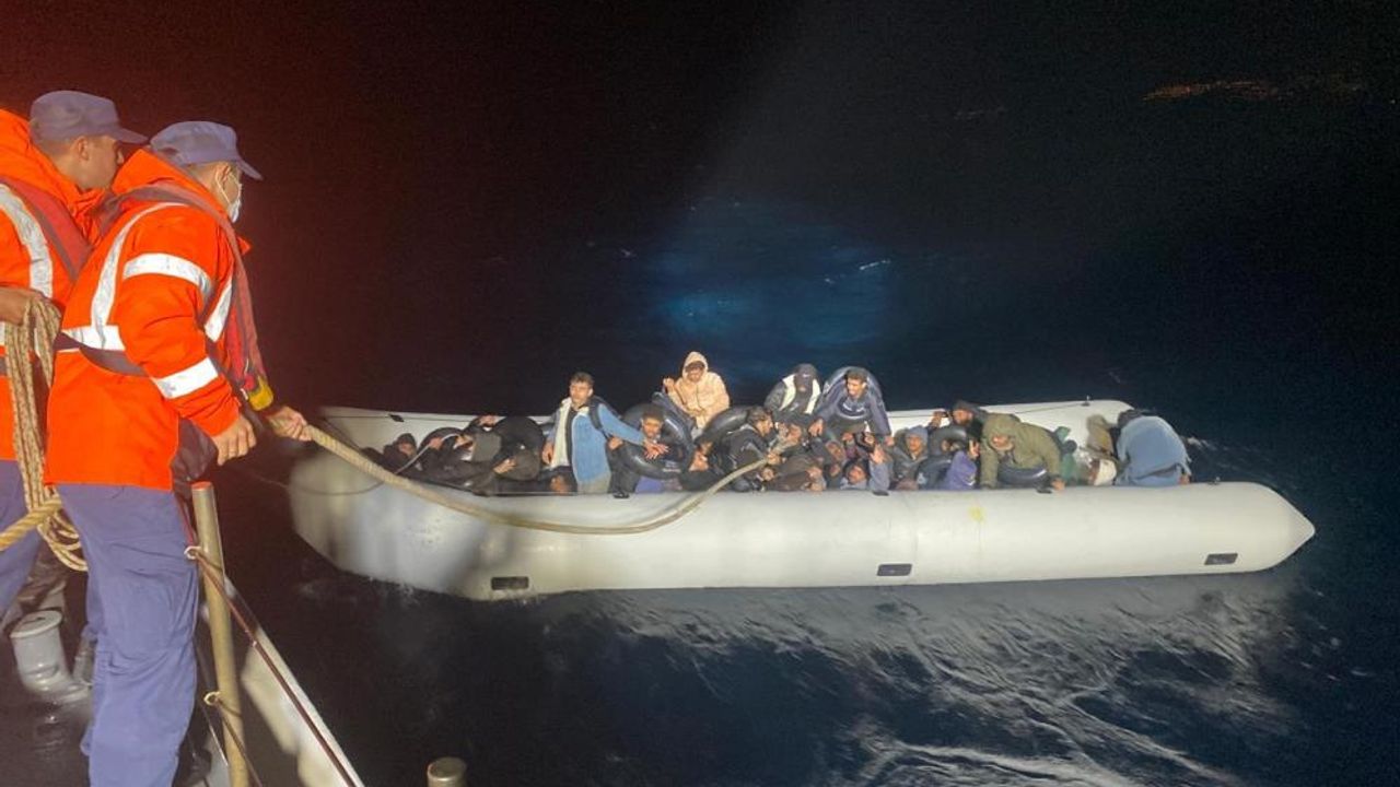 İzmir’de denizde büyük operasyon: 86 göçmen yakalandı
