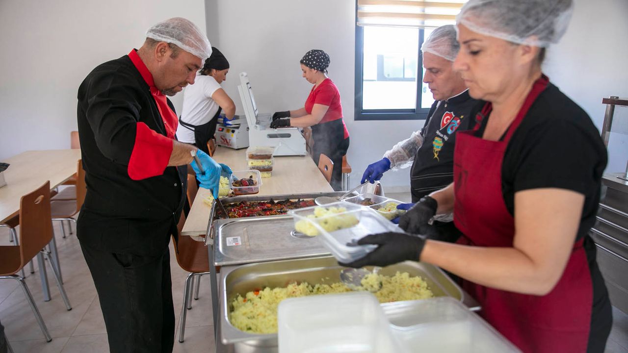 Güzelbahçe’de dayanışma mutfağı her gün sofraları ısıtıyor