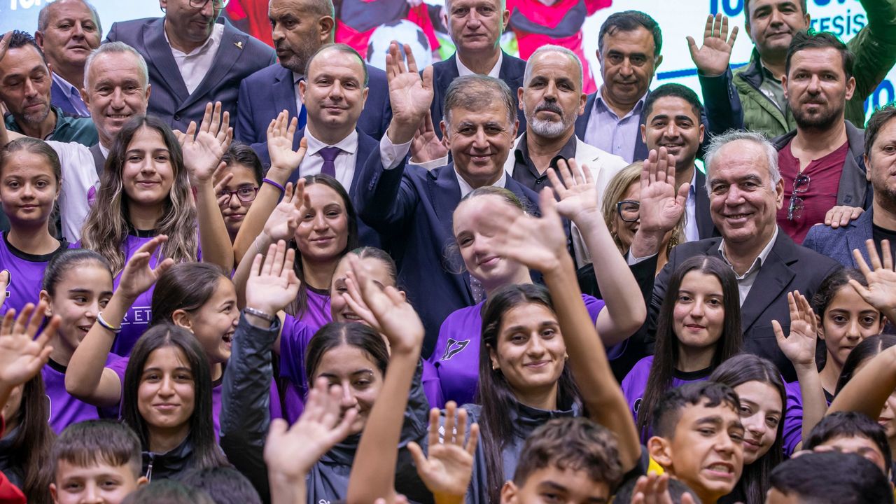 İzmir Büyükşehir'in Cumhuriyet kutlamaları spora da ilham oldu: 'Destek bizden, şampiyonluk sizden'