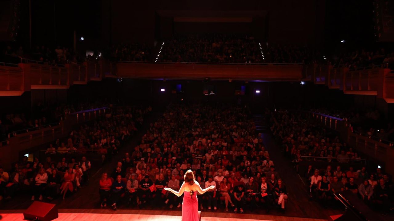 İzmir’de Dilek Türkan’dan Cumhuriyet’e özel konser