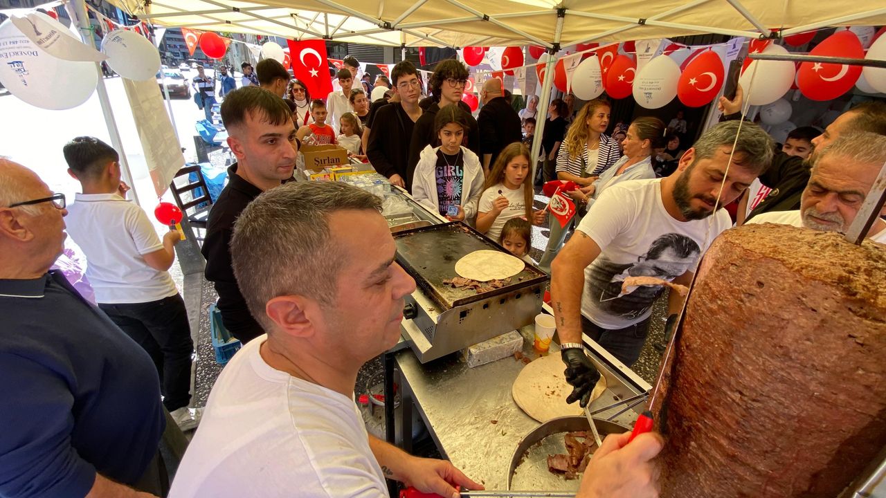 İzmir’de dönerci çift geleneği bozmadı: 29 Ekim’de çocuklara ücretsiz döner dağıttı
