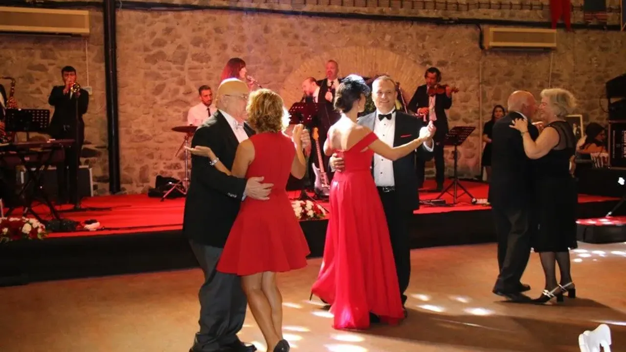 İzmirli eczacılardan Cumhuriyet coşkusuna görkemli balo