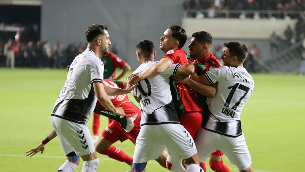 Karşıyaka öne geçti, Altay bırakmadı: İzmir derbisinde kazanan yok