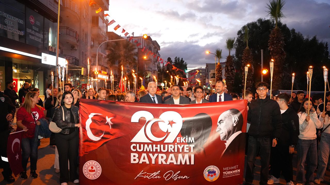 Kemalpaşa’da fener alayıyla Cumhuriyet ışığı