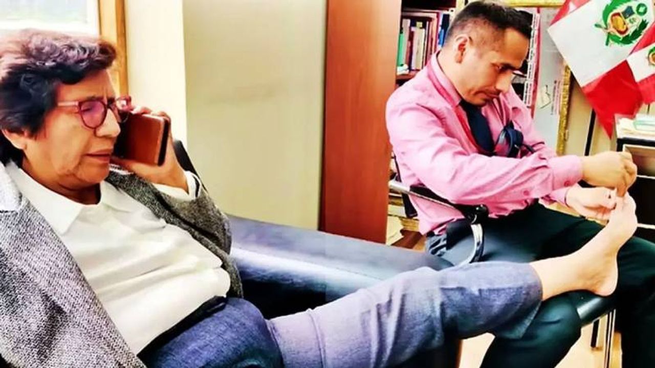 Meclis’te skandal! Milletvekili yardımcısına tırnak kestirdi