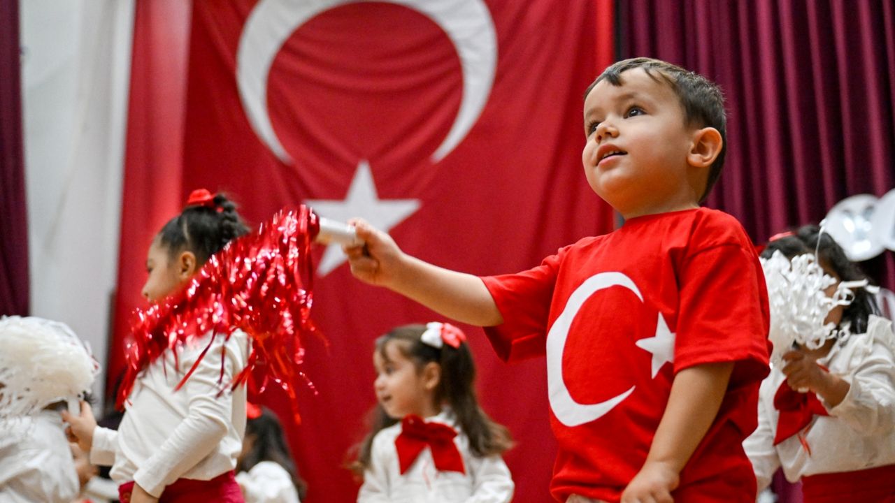 Miniklerden sahneyi sallayan Cumhuriyet şov!