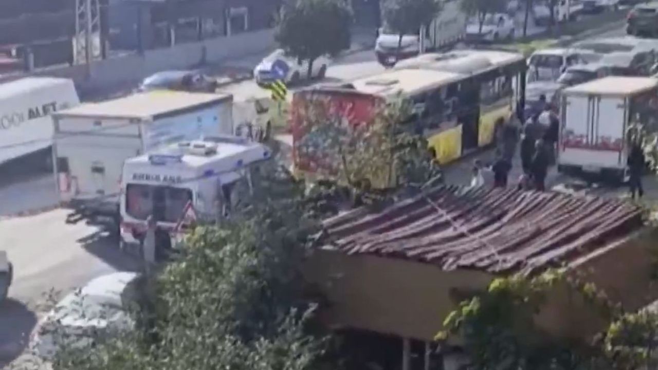 Son dakika! Otobüste bıçaklı saldırı: Yolcuların durumu ağır