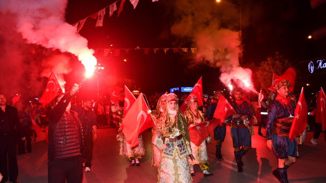 Torbalı’da binlerce kişi fener alayında buluştu