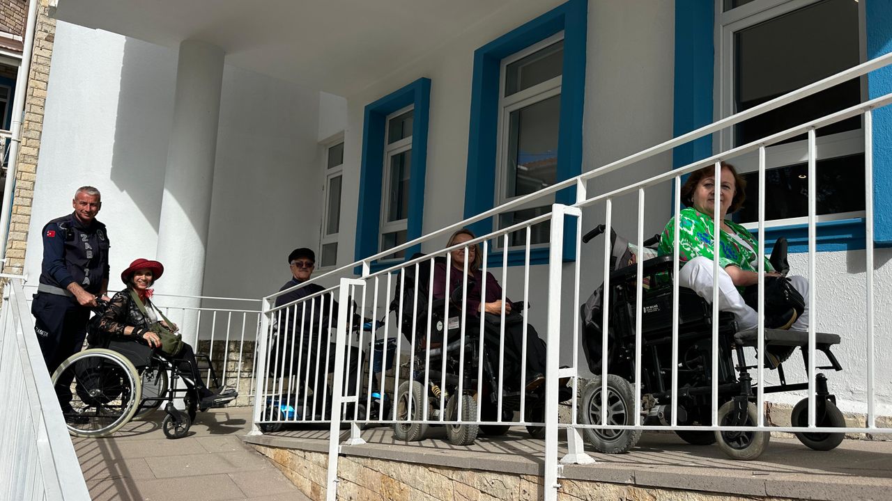 Alaçatı Ek Hizmet Binası’nda 'Kırmızı Bayrak' gururu