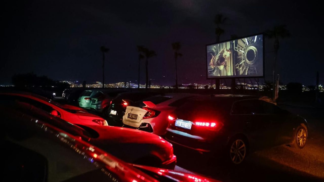 İnciraltı’nda arabada sinema keyfi