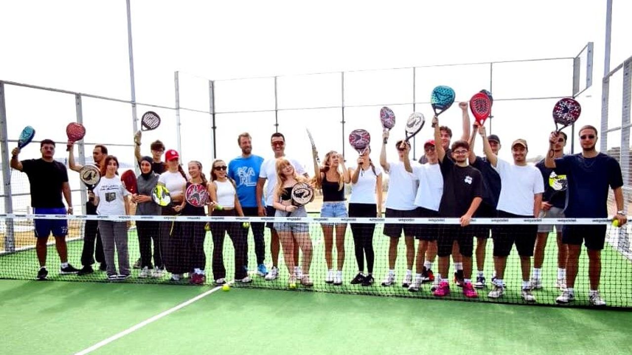 Çeşme’de üniversite öğrencileri, padel sporuyla buluştu