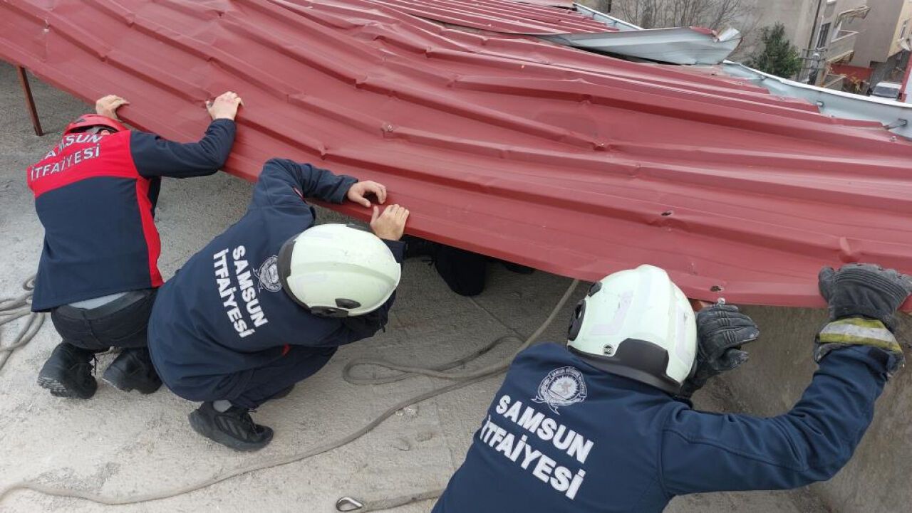 Lodos felaketi: Çatılar sokağa uçtu!