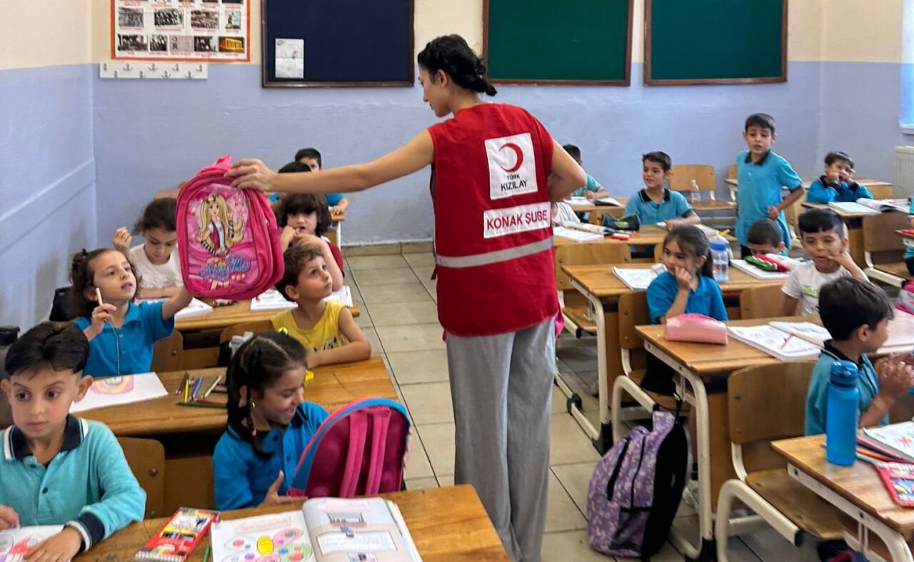 Konak Kızılay'dan 500 çocuğa çanta ve kırtasiye yardımı