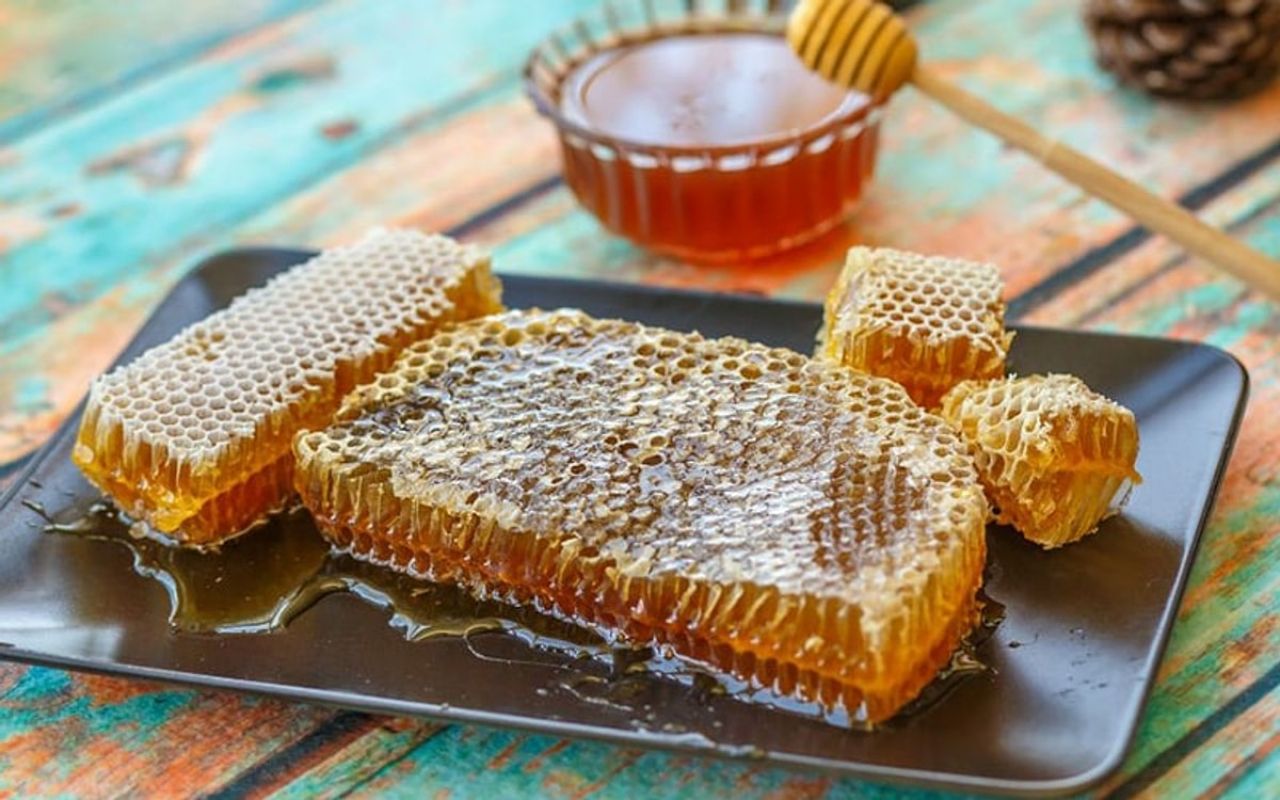 Rüyada petek bal görmek: Yeni bir başlangıç mı, tehlike mi?