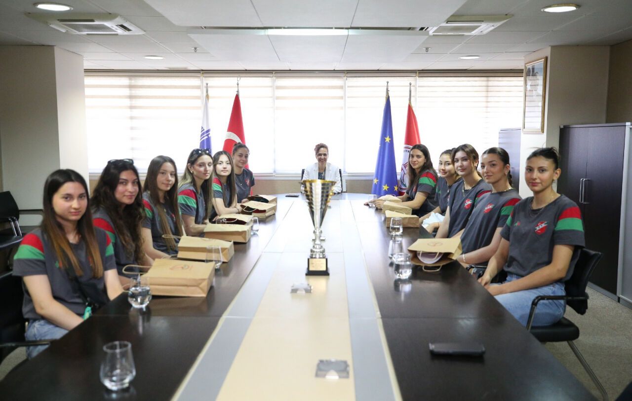 Kupa ve madalyalarla Yıldız Ünsal'a ziyaret